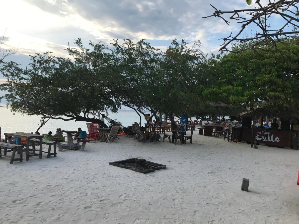 The Exile Sunset Bar & Bungalow Gili Trawangan Exterior foto